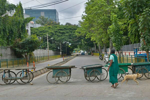  7月15日，在印度班加罗尔，一处街道被用手推车阻断。新华社/法新