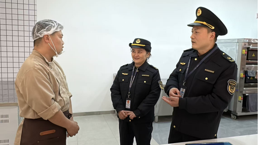 靠前服务暖商心 精准监管护民生776.png